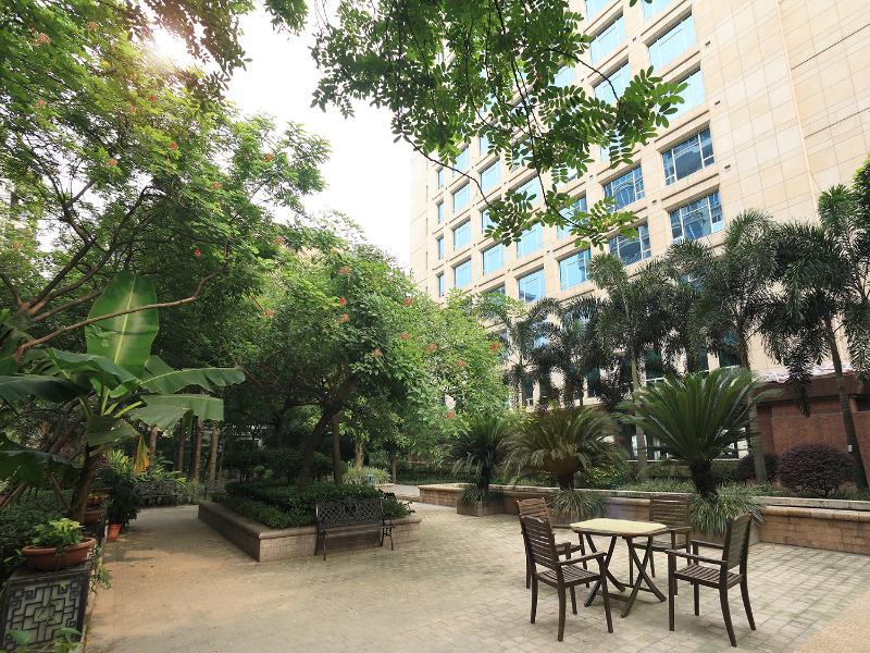 Hotel Ramada Plaza Cantón Exterior foto